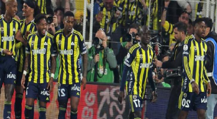 İngilizler duyurdu! Fenerbahçe'de ilk ayrılık belli oluyor 1 ingilizler duyurdu fenerbahcede ilk ayrilik belli oluyor l9Q2zqCj