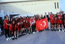 kadin a mill takimimizi maltada buyukelcimiz kayaoglu karsiladi PXMpqWva