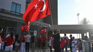 turk taraftarlar vancouver sokaklarinda heyecanla mac saatini bekliyor ZTRxxC5c