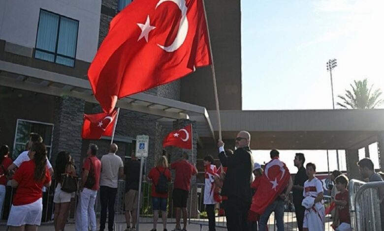 turk taraftarlar vancouver sokaklarinda heyecanla mac saatini bekliyor ZTRxxC5c