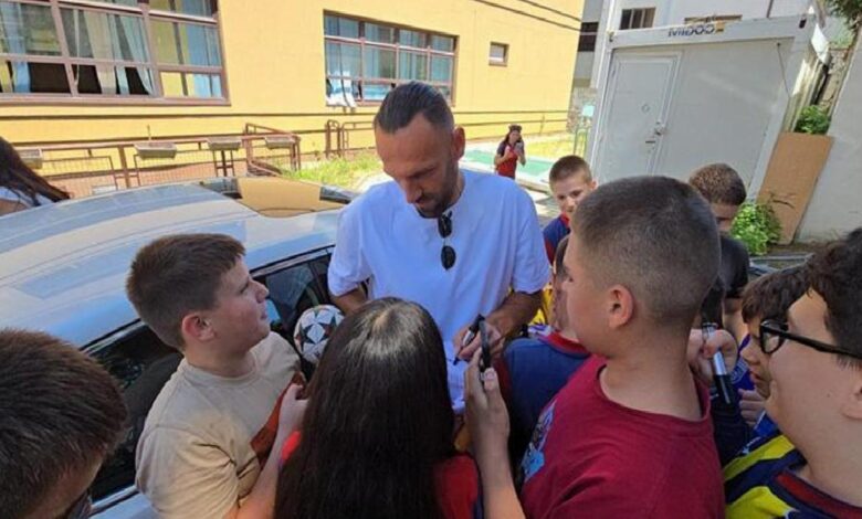 Vedat Muriqi'ye öğrencilerden büyük ilgi 1 vedat muriqiye ogrencilerden buyuk ilgi dxLZjjfZ