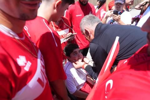 a mill takimimiz los angelesta 16 qmVEnWIa