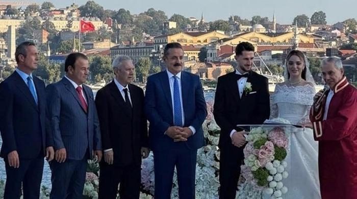 Ali Koç ve Aziz Yıldırım bir arada! Fenerbahçe'nin ulusal futbolcusu İsmail Yüksek dünyaevine girdi... 4 ali koc ve aziz yildirim bir arada fenerbahcenin ulusal futbolcusu ismail yuksek dunyaevine girdi 9AU3VsqG