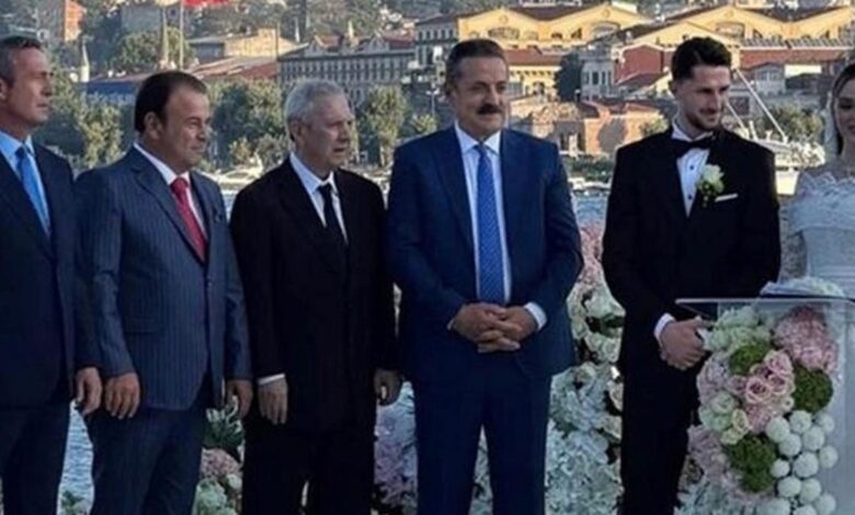 Ali Koç ve Aziz Yıldırım bir arada! Fenerbahçe'nin ulusal futbolcusu İsmail Yüksek dünyaevine girdi... 1 ali koc ve aziz yildirim bir arada fenerbahcenin ulusal futbolcusu ismail yuksek dunyaevine girdi j9Cw6ihh