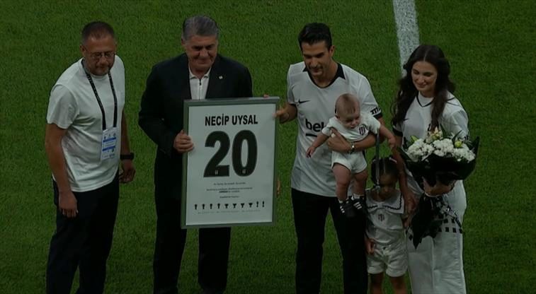 Beşiktaş'tan Necip Uysal'a duygusal veda! İşte o anlar 1 besiktastan necip uysala duygusal veda iste o anlar knN7Menj