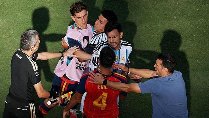 Dünya Kupası'nda maç bitti, ortalık boks ringine döndü! Paredes sinirlerine hakim olamadı 2 dunya kupasinda mac bitti ortalik boks ringine dondu paredes sinirlerine hakim olamadi 0 7hNnyEma