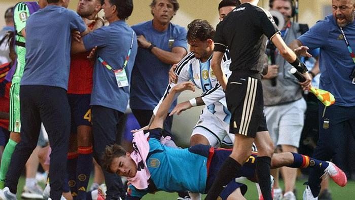 Dünya Kupası'nda maç bitti, ortalık boks ringine döndü! Paredes sinirlerine hakim olamadı 4 dunya kupasinda mac bitti ortalik boks ringine dondu paredes sinirlerine hakim olamadi 2 tBZazcyG