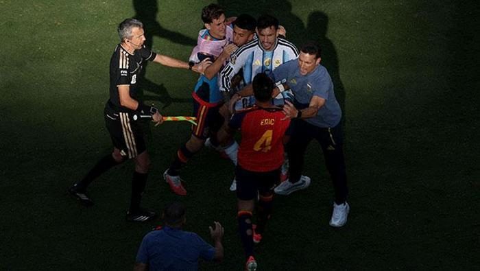 Dünya Kupası'nda maç bitti, ortalık boks ringine döndü! Paredes sinirlerine hakim olamadı 5 dunya kupasinda mac bitti ortalik boks ringine dondu paredes sinirlerine hakim olamadi 3 yrrRSBjt