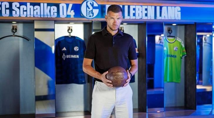 Edin Dzeko imzayı attı! 1 yıllık sözleşme 1 edin dzeko imzayi atti 1 yillik sozlesme wM9T8T9O