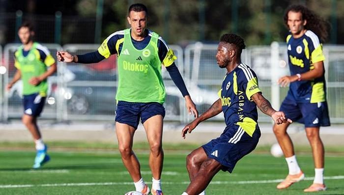 Fenerbahçe'de imza an problemiyken sürpriz tercih! Malang Sarr kararı 4 fenerbahcede imza an problemiyken surpriz tercih malang sarr karari 2 IgZZVZTr