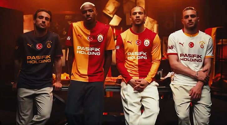 Galatasaray, yeni sezon formalarını tanıttı 1 galatasaray yeni sezon formalarini tanitti
