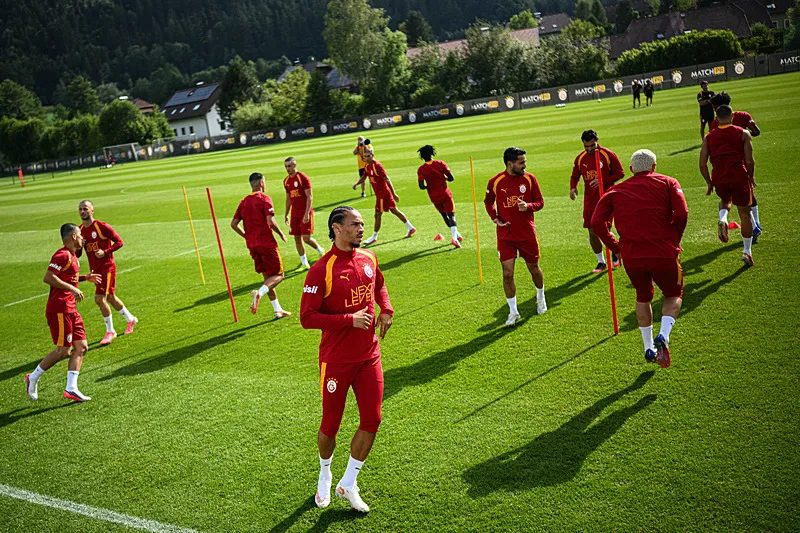 Galatasaray'da yıldız futbolcudan kritik karar! Ekipte kalacak 2 galatasarayda yildiz futbolcudan kritik karar ekipte kalacak 0 iifAdb8G
