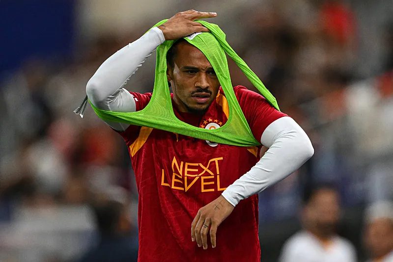 Galatasaray'da yıldız futbolcudan kritik karar! Ekipte kalacak 4 galatasarayda yildiz futbolcudan kritik karar ekipte kalacak 2 45YeMurP