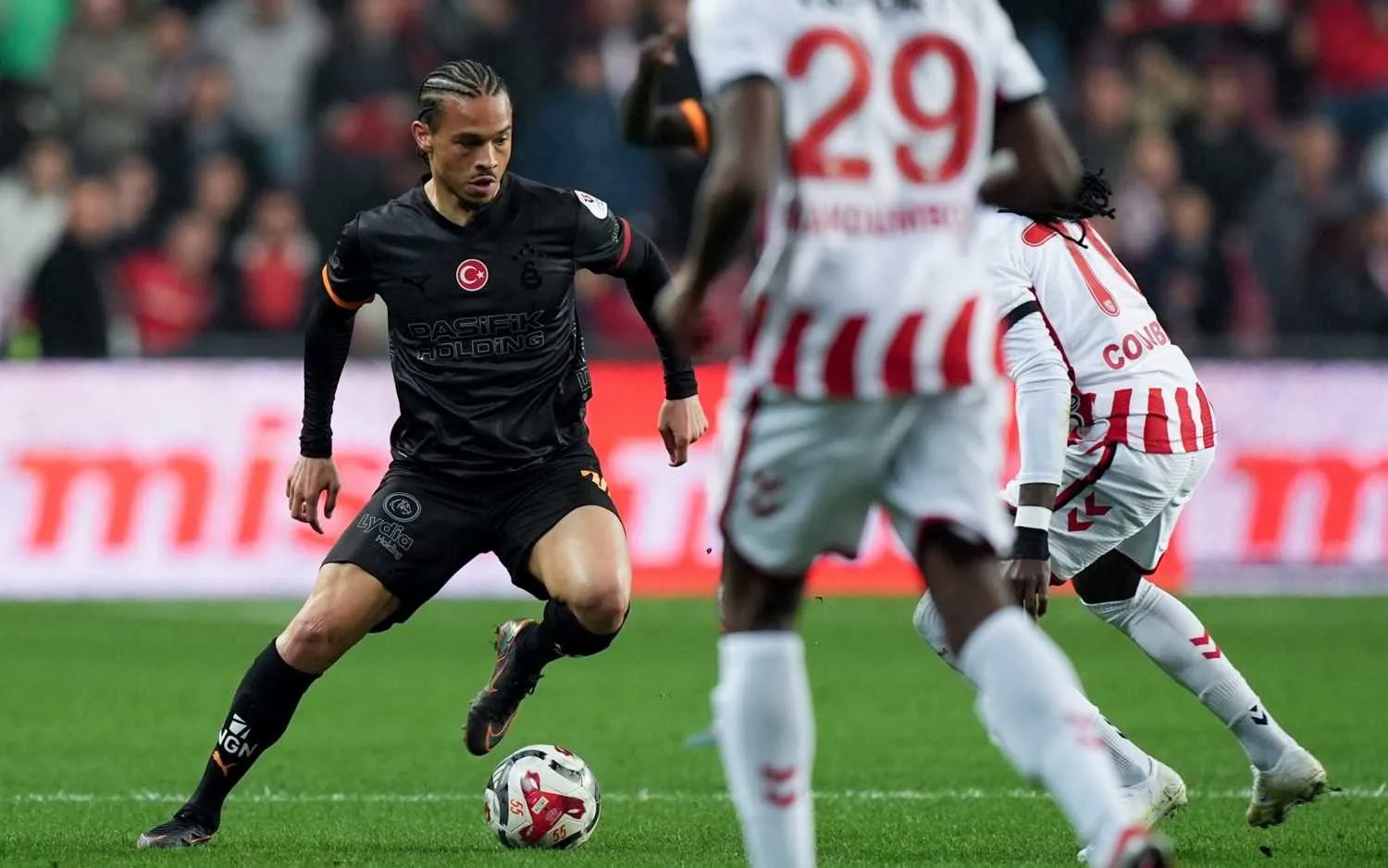 Galatasaray'da yıldız futbolcudan kritik karar! Ekipte kalacak 7 galatasarayda yildiz futbolcudan kritik karar ekipte kalacak 5 3TNLfuNC