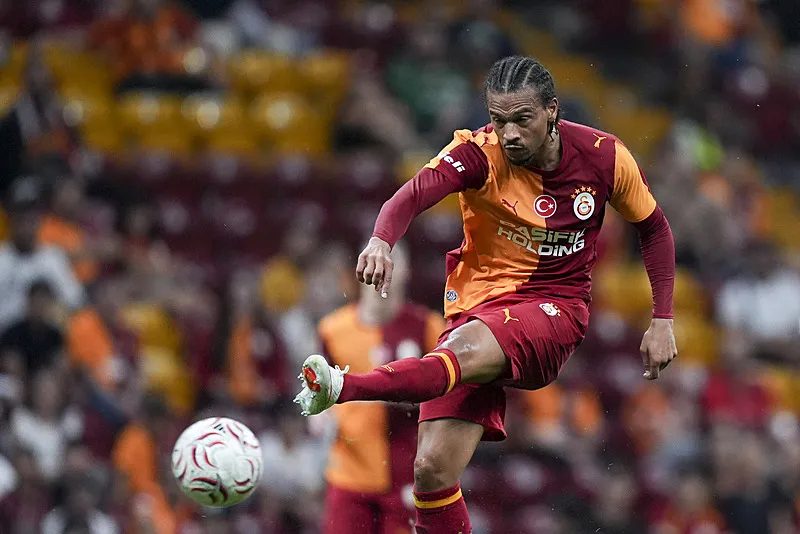 Galatasaray'da yıldız futbolcudan kritik karar! Ekipte kalacak 10 galatasarayda yildiz futbolcudan kritik karar ekipte kalacak 8 1ucMOHJr