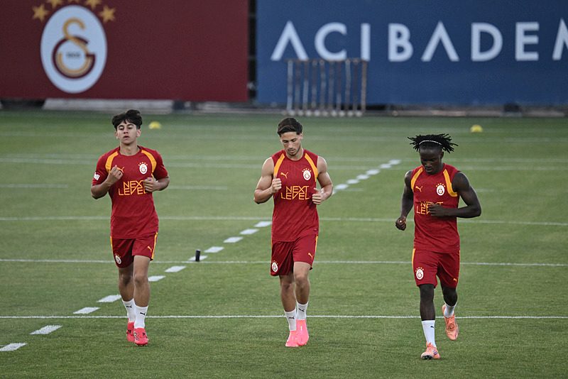 Galatasaray'dan Fenerbahçe'ye yılın transfer çalımı! Menajeriyle ön görüşme yapıldı 2 galatasaraydan fenerbahceye yilin transfer calimi menajeriyle on gorusme yapildi 0 r7ykBeD7