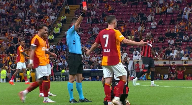 İşte Arca Çorum FK'nın kırmızı kart gördüğü an! 1 iste arca corum fknin kirmizi kart gordugu an