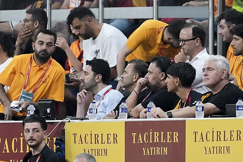 Okan Buruk maçın başında kırmızı kart gördü! 2 okan buruk macin basinda kirmizi kart gordu 0 zfBYnpnF