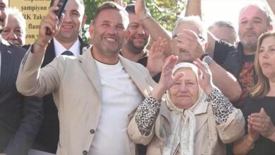 okan buruk ve annesi zehra buruk galatasarayli taraftarlara uclu cektirdi vjwxC6ib