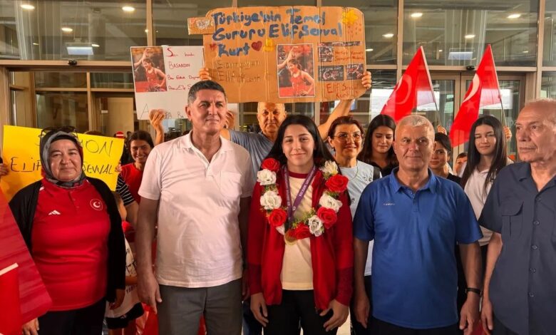 Şampiyon güreşçi Elif Şevval Kurt memleketinde davul zurnayla karşılandı 1 sampiyon guresci elif sevval kurt memleketinde davul zurnayla karsilandi ke2EISPK