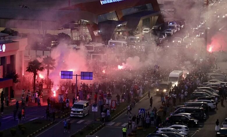 Trabzon'da Salah coşkusu! Binlerce taraftar havalimanına akın etti 1 trabzonda salah coskusu binlerce taraftar havalimanina akin etti RiIFAmSj