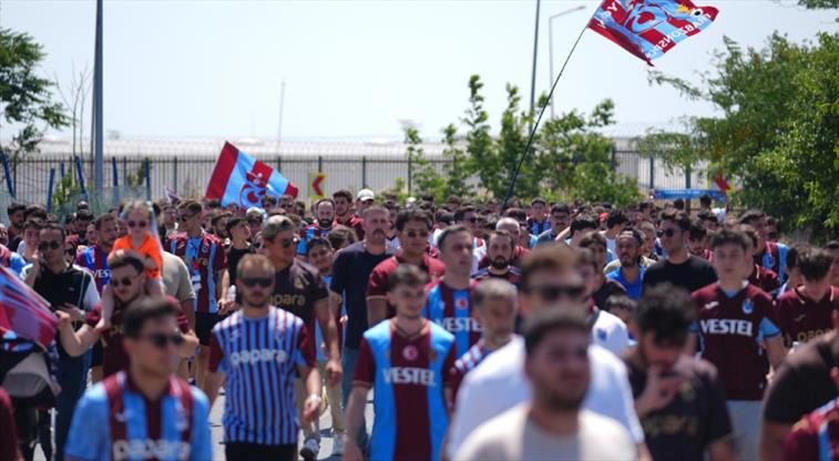 trabzonspor taraftarinin salah heyecani onun icin ceza yedim 3peuMr39