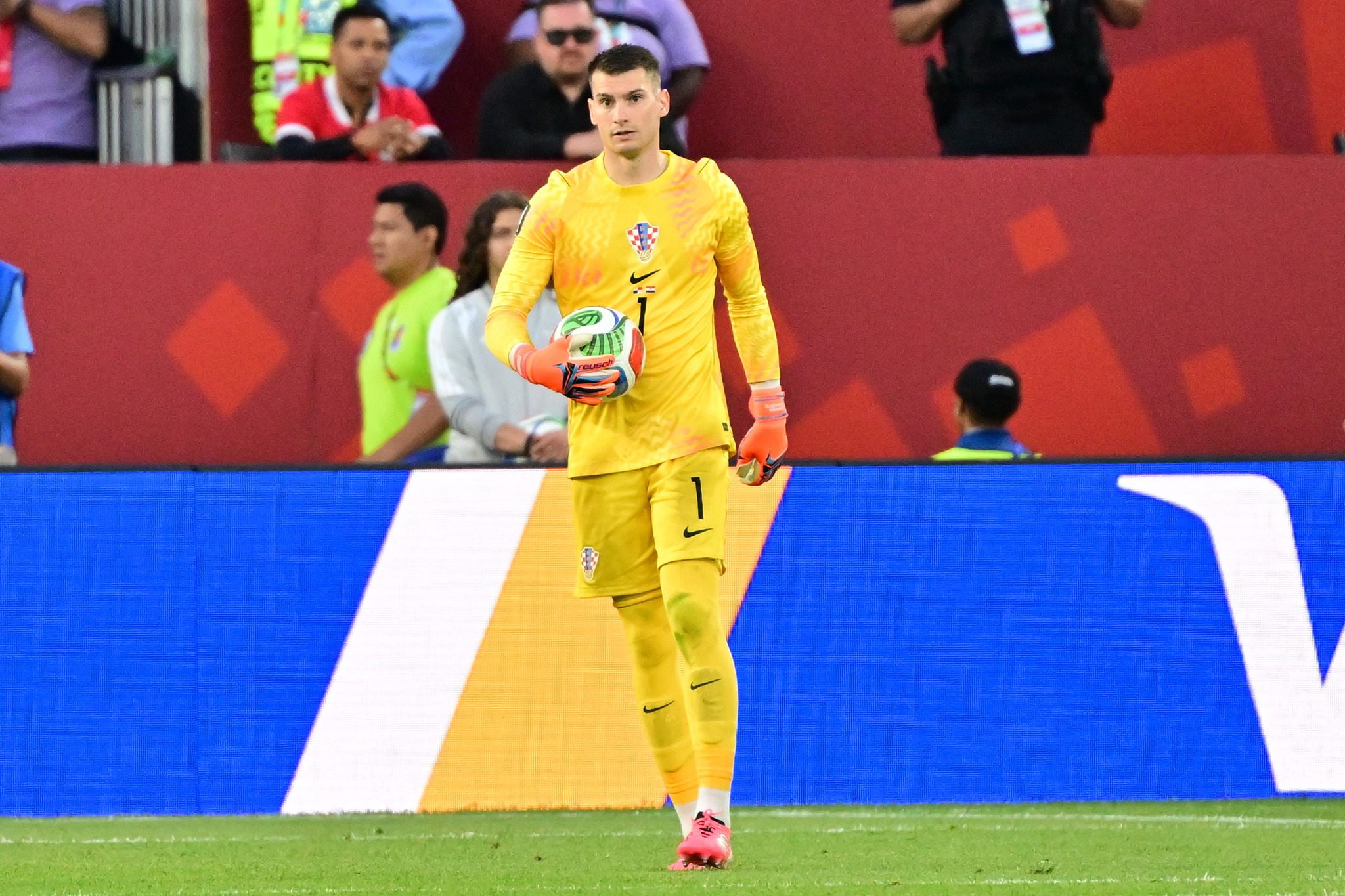 transfer haberi fenerbahcede livakovic gelismesi israrla istiyorlardi ve 3 AUrLmCFr