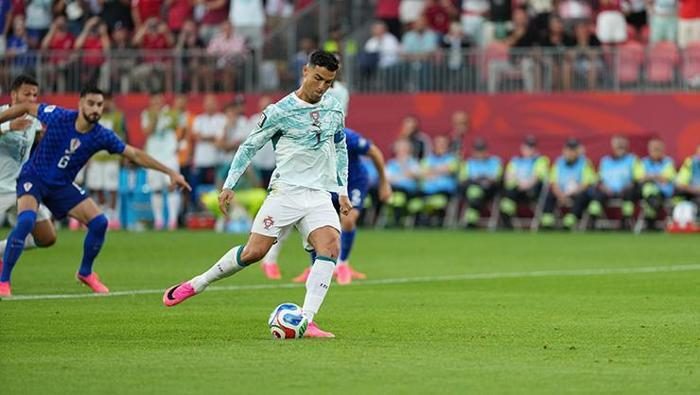 Tüm dünya bu anı konuşuyor: Cristiano Ronaldo penaltıdan evvel besmele çekti, golünü attı 6 tum dunya bu ani konusuyor cristiano ronaldo penaltidan evvel besmele cekti golunu atti 4 Kaca8K1C