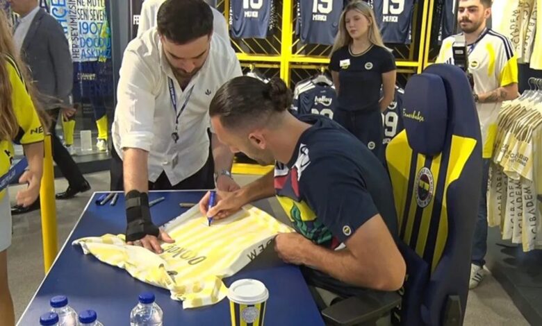 Vedat Muriqi, Fenerbahçeli taraftarlarla imza gününde buluştu 1 vedat muriqi fenerbahceli taraftarlarla imza gununde bulustu uFPETQEc