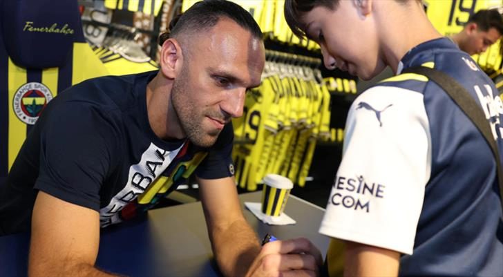 vedat muriqi imza gununde fenerbahceli taraftarlarla bulustu uFLNnv4u