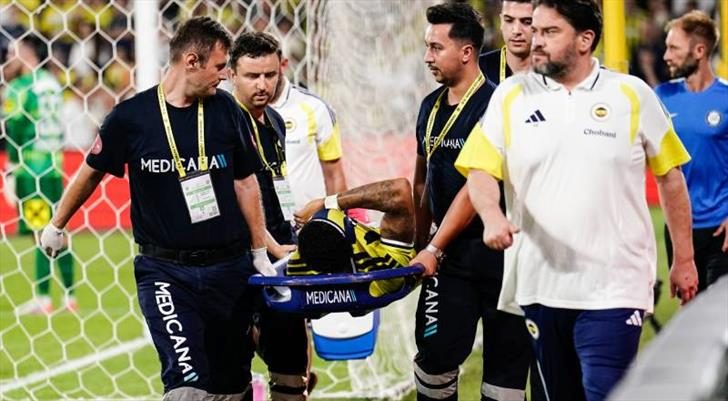 Yıldız isimden Fenerbahçe'ye kötü haber! Sedyeyle çıktı 1 yildiz isimden fenerbahceye kotu haber sedyeyle cikti