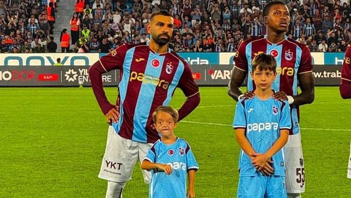 Anfield'dan Trabzon'a! Isaac Kearney Salah'ı yalnız bırakmadı 3 anfielddan trabzona isaac kearney salahi yalniz birakmadi 1 RK7lSYW2