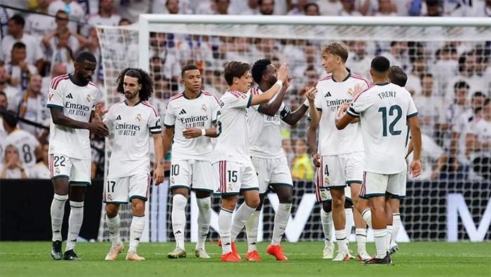 Arda Güler'e 4 dakika yetti 'Real Madrid'i uykudan uyandırdı' Arda'nın golün Mourinho'nun yüz tabirine dikkat 2 arda gulere 4 dakika yetti real madridi uykudan uyandirdi ardanin golun mourinhonun yuz tabirine HKYhl32u