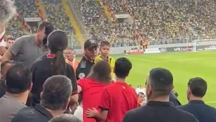 Aslıhan Gürbüz'den Gençlerbirliği-Fenerbahçe maçında küçük taraftarın formasının çıkartımasına sert reaksiyon 2 aslihan gurbuzden genclerbirligi fenerbahce macinda kucuk taraftarin formasinin cikartimasina sert reaksiyon 0 KbllEi4y