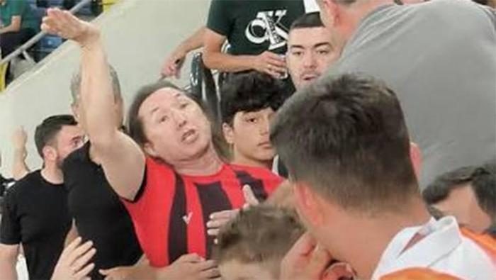 Aslıhan Gürbüz'den Gençlerbirliği-Fenerbahçe maçında küçük taraftarın formasının çıkartımasına sert reaksiyon 3 aslihan gurbuzden genclerbirligi fenerbahce macinda kucuk taraftarin formasinin cikartimasina sert reaksiyon 1