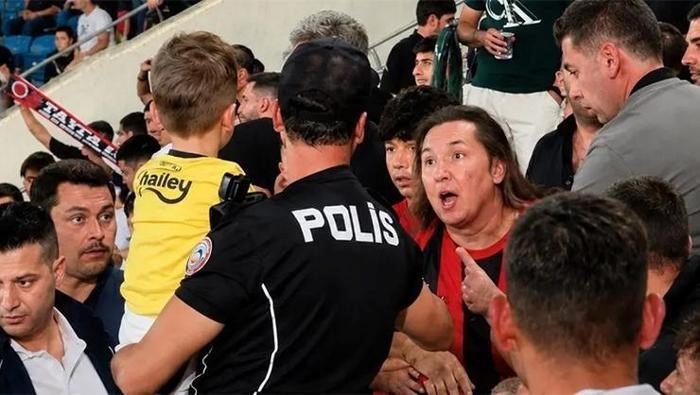 Aslıhan Gürbüz'den Gençlerbirliği-Fenerbahçe maçında küçük taraftarın formasının çıkartımasına sert reaksiyon 4 aslihan gurbuzden genclerbirligi fenerbahce macinda kucuk taraftarin formasinin cikartimasina sert reaksiyon 2 2Zls5v11