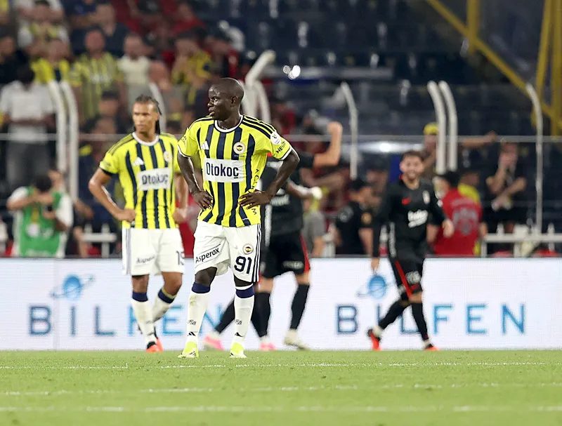 Aziz Yıldırım'dan Fenerbahçeli oyunculara sert ihtar: Bir daha bu türlü bir futbol görmek istemiyorum! 3 aziz yildirimdan fenerbahceli oyunculara sert ihtar bir daha bu turlu bir futbol gormek istemiyorum