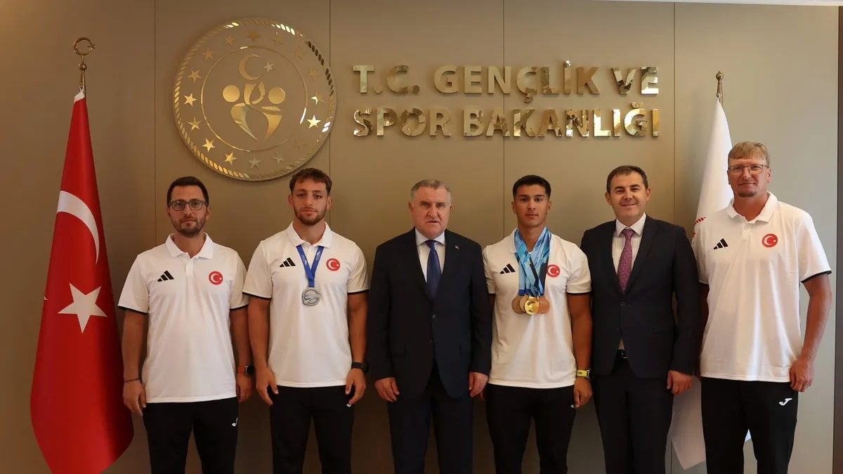 Bakan Bak milli sporcuları ağırladı 1 bakan bak milli sporculari agirladi bHjlnOQ4