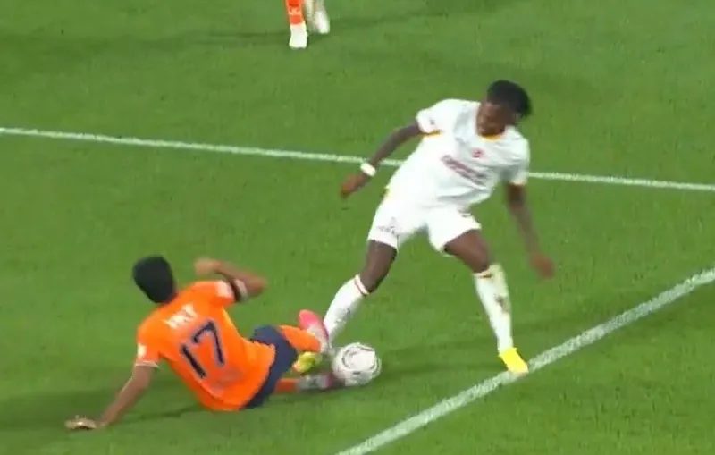 Başakşehir, Galatasaray karşısında 10 kişi kaldı! 2 basaksehir galatasaray karsisinda 10 kisi kaldi 0 FwwKRedC
