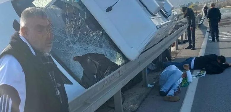 Bergama Belediyespor maçına giden rakip ekip Osmaniyespor taraftarlarını taşıyan araç kaza yaptı! 1 kişi öldü 1 bergama belediyespor macina giden rakip ekip osmaniyespor taraftarlarini tasiyan arac kaza yapti 1 kisi D2CBGw7f