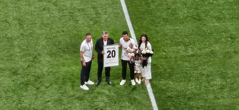 Beşiktaş Necip Uysal'a veda etti! İşte o imgeler 2 besiktas necip uysala veda etti iste o imgeler 0 TBSizI4s