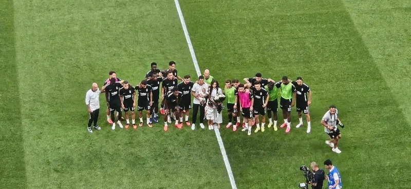 Beşiktaş Necip Uysal'a veda etti! İşte o imgeler 3 besiktas necip uysala veda etti iste o imgeler 1 l2EEaueY