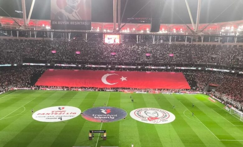 Beşiktaş tribünlerinde 30 Ağustos coşkuyla kutlandı 1 besiktas tribunlerinde 30 agustos coskuyla kutlandi uyxvCY92