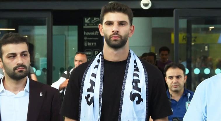 Beşiktaş'ın yeni transferi İstanbul'a geldi 1 besiktasin yeni transferi istanbula geldi