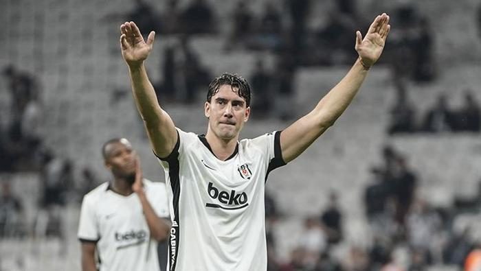 Beşiktaş'ta Dusan Vlahovic birinci kere sahne aldı! Taraftarlardan büyük ilgi 3 besiktasta dusan vlahovic birinci kere sahne aldi taraftarlardan buyuk ilgi 1 j2gz3T6m