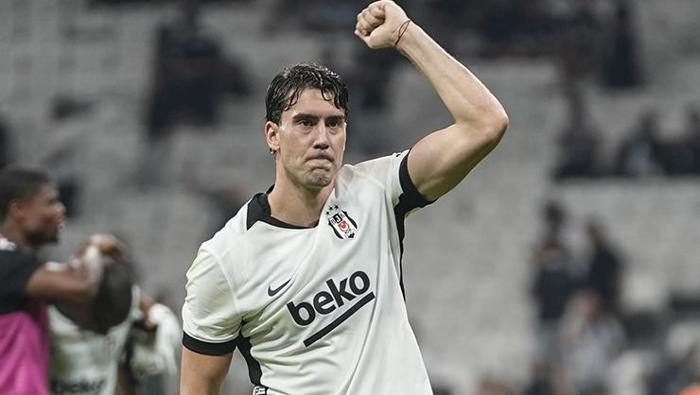 Beşiktaş'ta Dusan Vlahovic birinci kere sahne aldı! Taraftarlardan büyük ilgi 5 besiktasta dusan vlahovic birinci kere sahne aldi taraftarlardan buyuk ilgi 3 gZeJAr6G