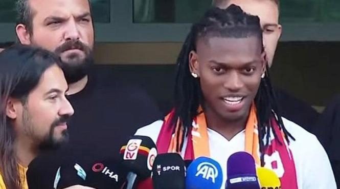 canli rafael leao resmen galatasarayda havalimaninda transfer itirafi onlari reddettim 4 EZ8DS5jr