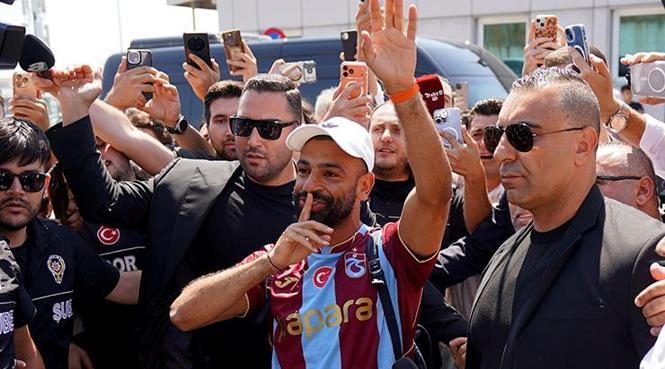 canli salah trabzonsporda iste ilk sozleri imza merasimi ve dev transferin tum NNVjMZJy