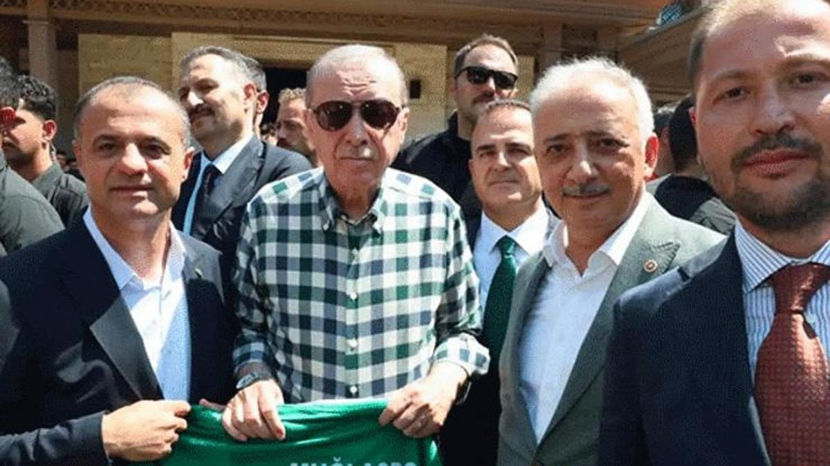 Cumhurbaşkanı Erdoğan'a Muğlaspor forması 13 cumhurbaskani erdogana muglaspor formasi