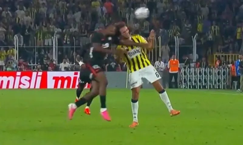 Derbide korkutan an! İki yıldız kafa kafaya çarpıştı 2 derbide korkutan an iki yildiz kafa kafaya carpisti 0 yuIEAiBj